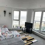 Stunning Ocean & City View Apt
