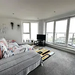 Stunning Ocean & City View Apt