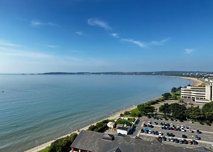 Stunning Ocean & City View Apt